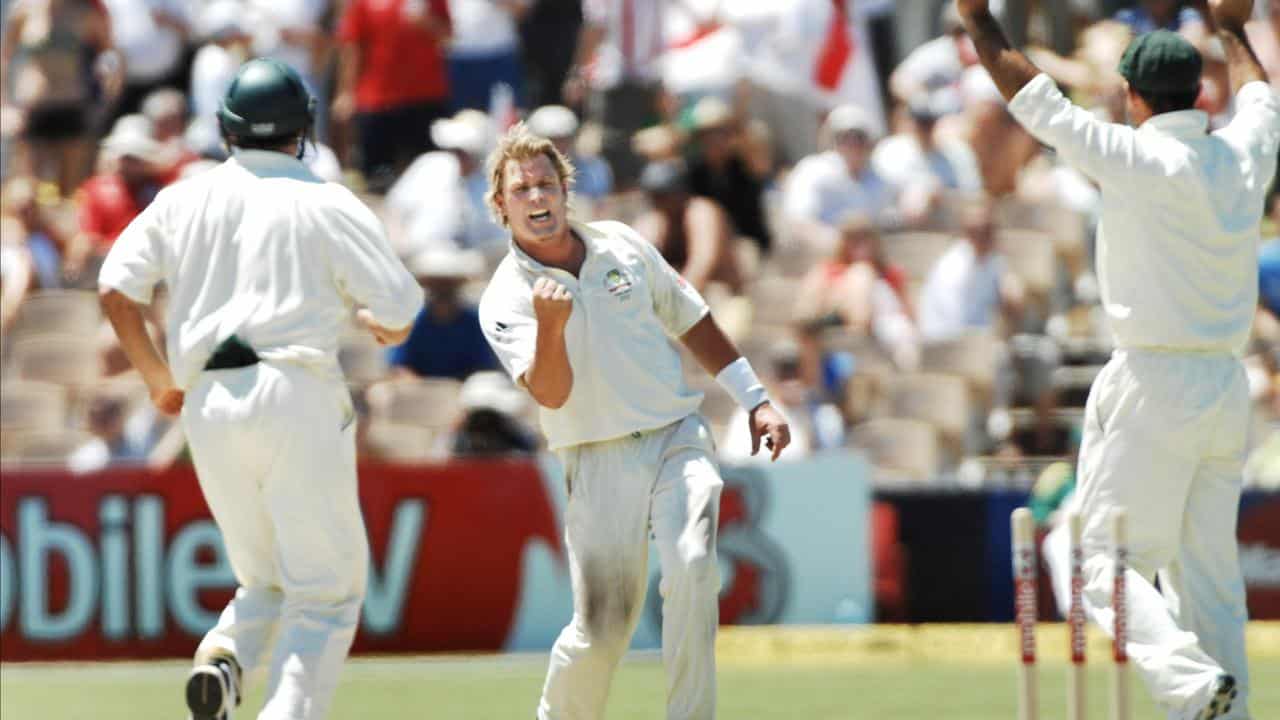 Shane Warne celebrates taking a wicket (file image)