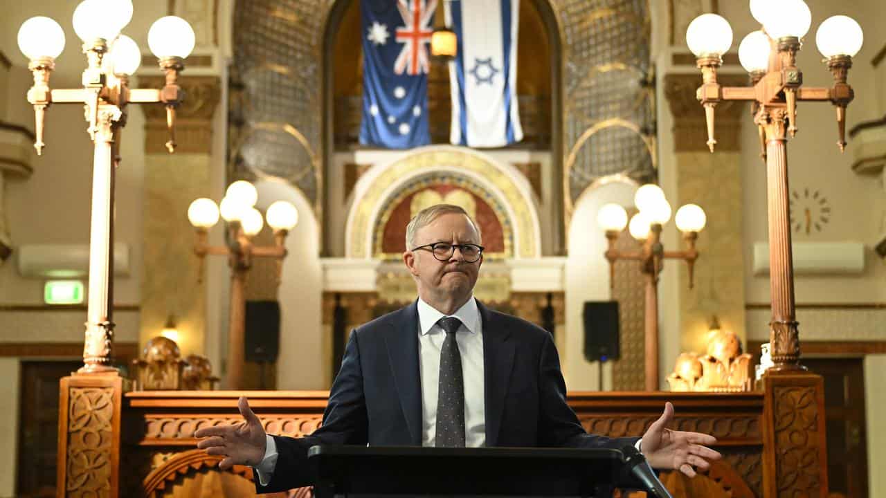 Prime Minister Anthony Albanese speaks at the St Kilda Shule.