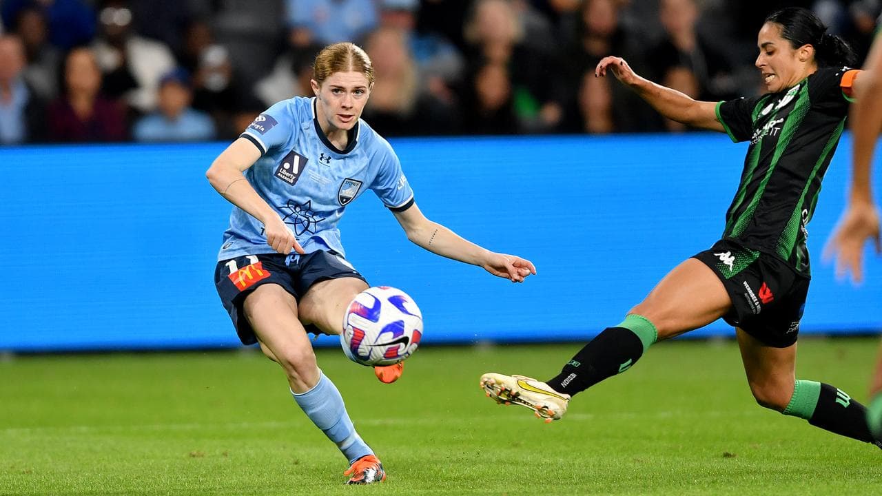 Sydney FC's Cortnee Vine (left) shoots.