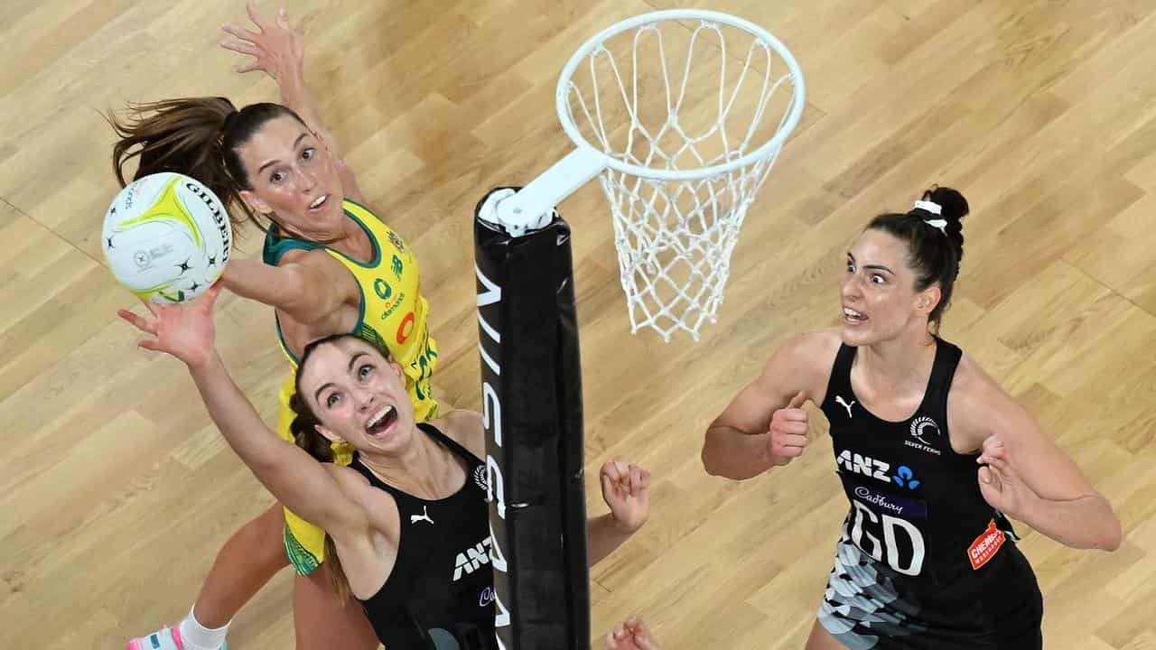 New Zealand goal keeper Kelly Jury (second left)