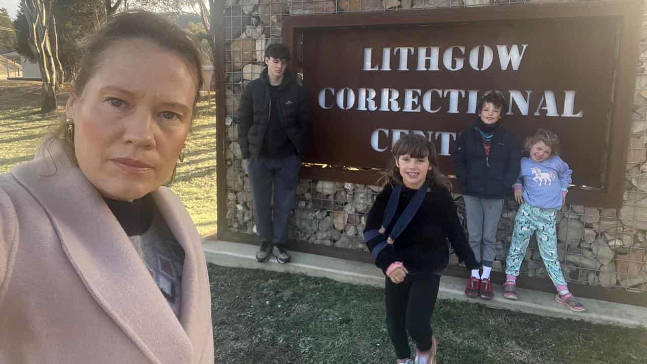 Dan Duggan's children and his wife Saffrine visit  Lithgow prison