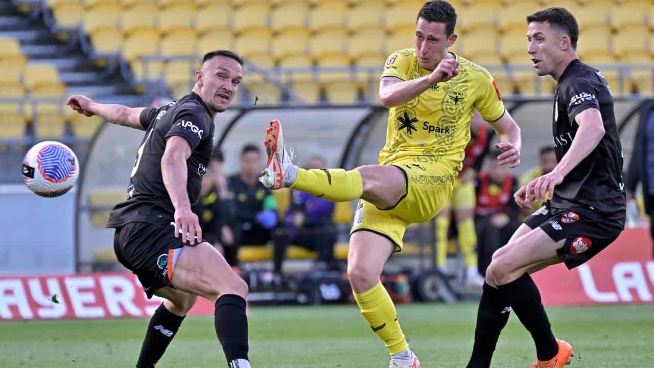 Wellington Phoenix's Bozhidar Kraev (centre)