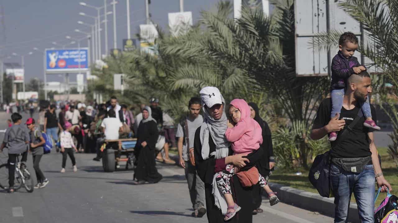 Palestinians flee to the southern Gaza Strip