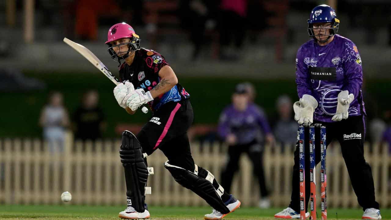 Ashleigh Gardner bats for the Sixers in their win over Hobart.