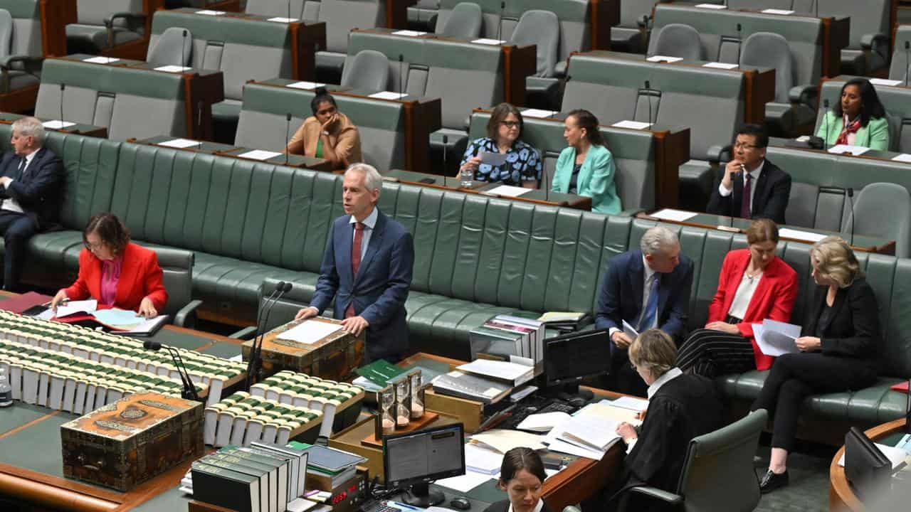 Andrew Giles presents the emergency Migration Amendment Bill changes.