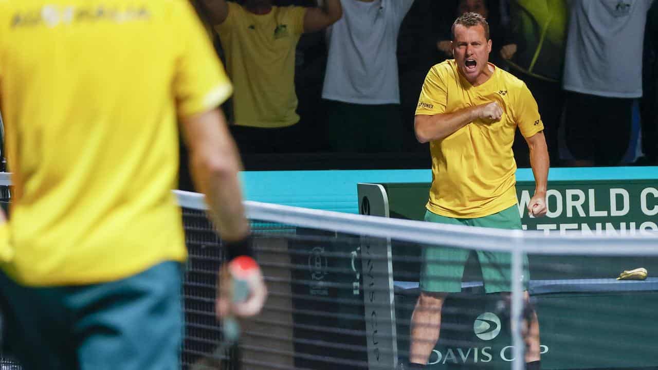 Lleyton Hewitt watched de Minaur.