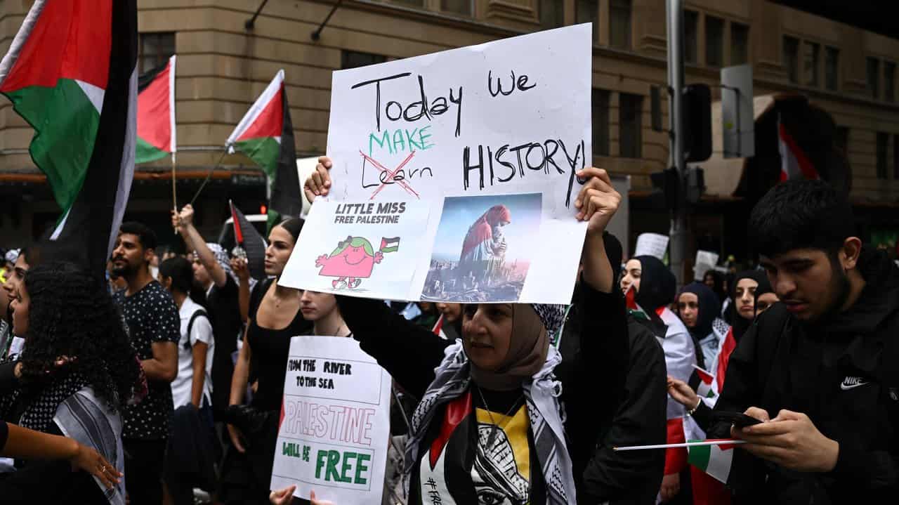 A woman holds a sing saying 'Today we make history