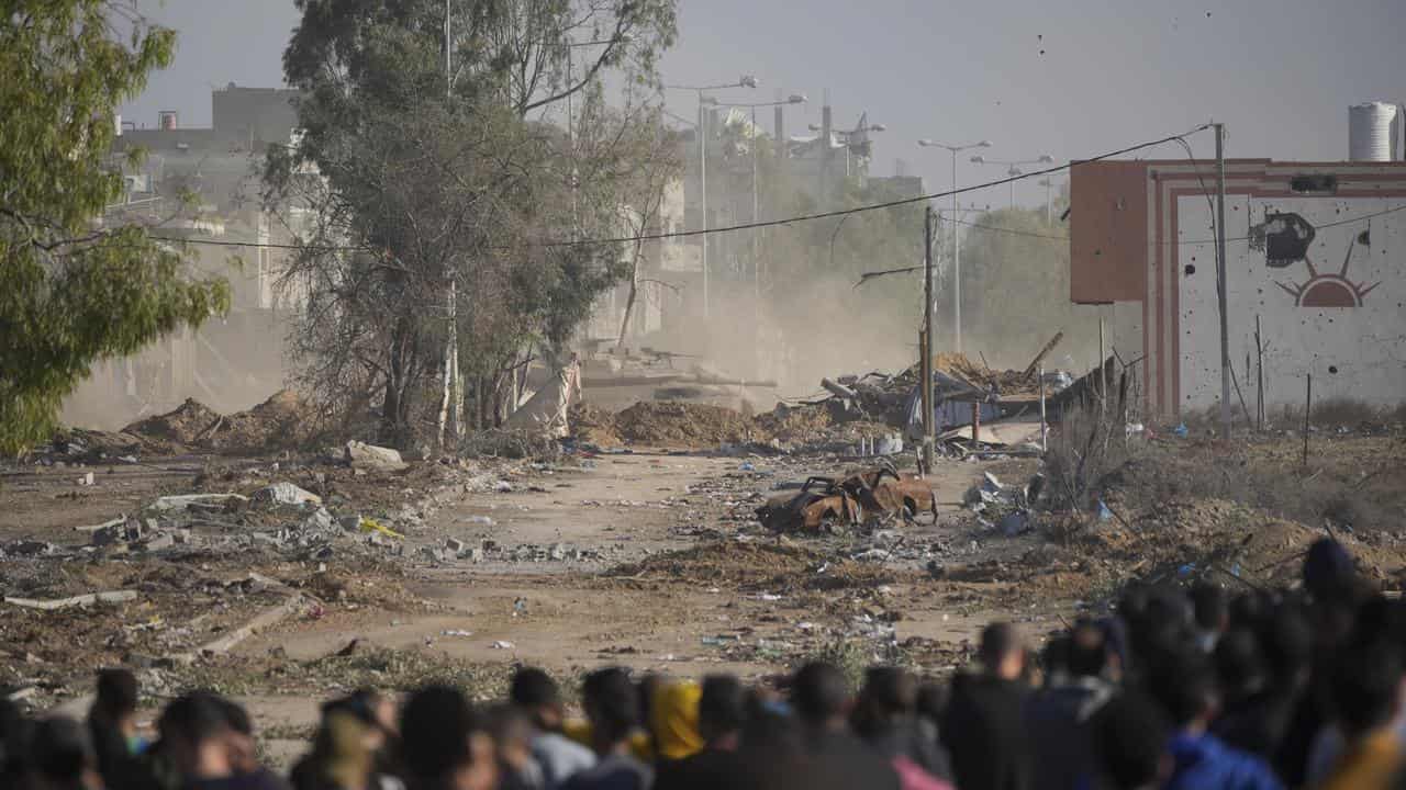 Palestinians try to cross back into northern Gaza