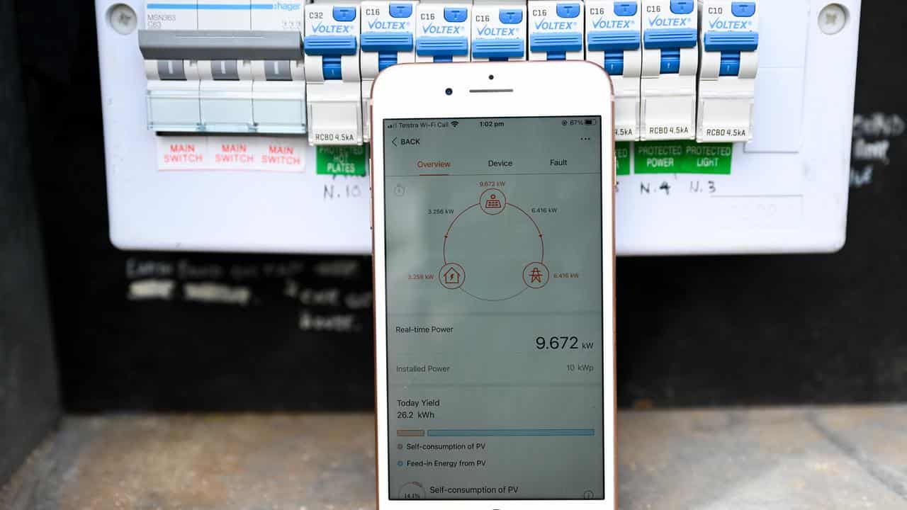 app shows the consumption and grid feed of energy of a home solar unit