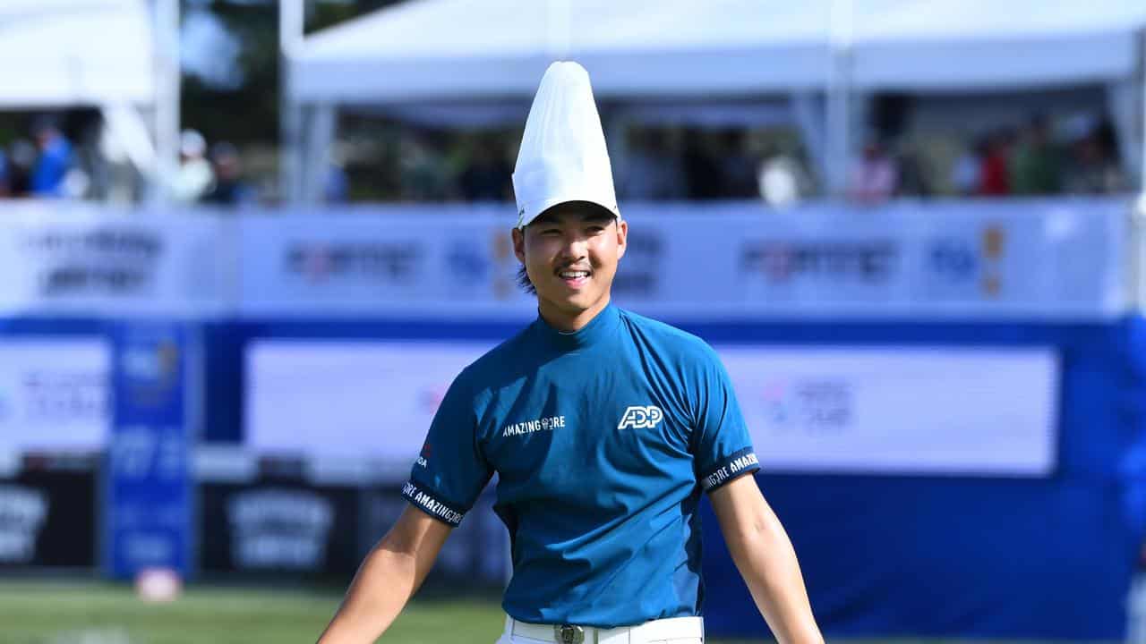 Min Woo Lee puts on a chef's hat late in his round.