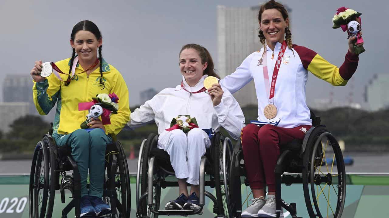 Lauren Parker (left) with her silver at the Tokyo 2020 Paralympics.