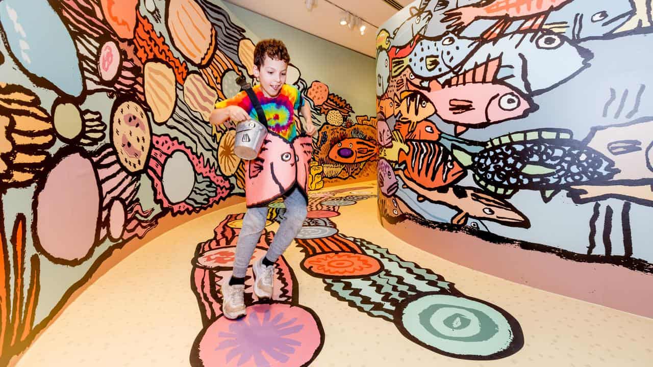 A child plays in the exhibition.