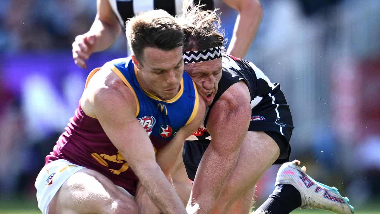 Lincoln McCarthy collides with Nathan Murphy.