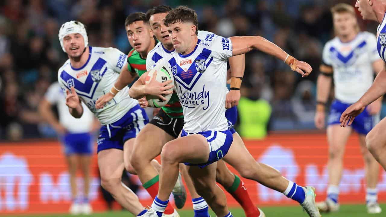 Former Bulldogs player Toby Sexton (centre)