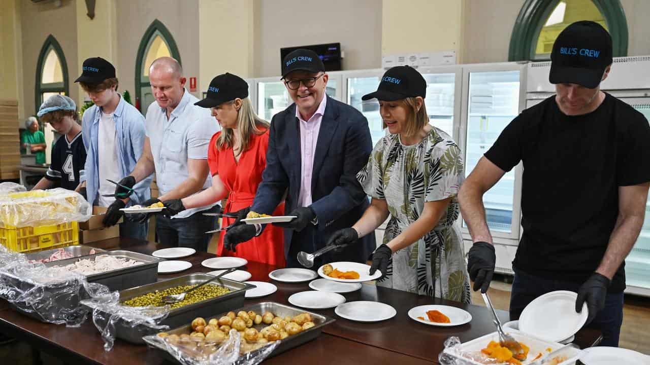 Jodie Haydon, Anthony Albanese, Jo Haylen and Chris Minns serve lunch.