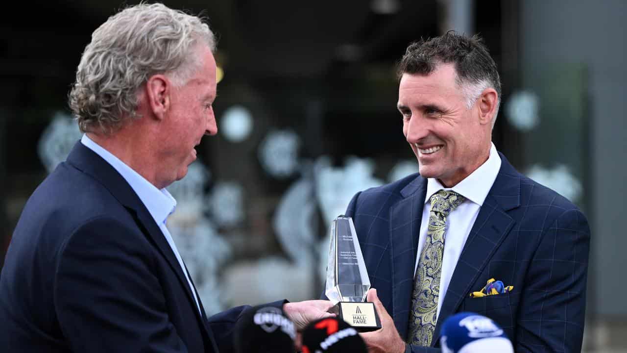 Peter King (left) presents award to Michael Hussey.