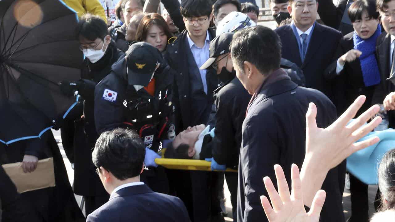 Lee Jae-myung is carried on a stretcher 