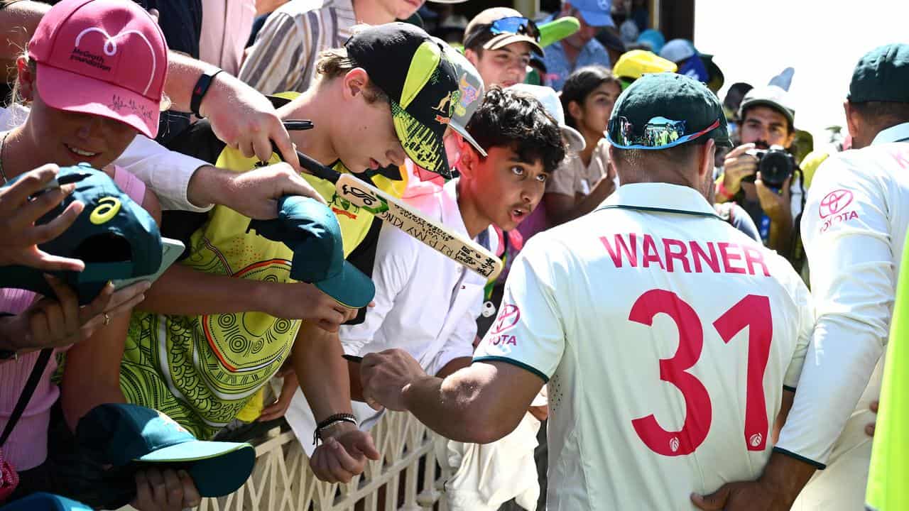 Fans flock to farewell David Warner at the SCG.