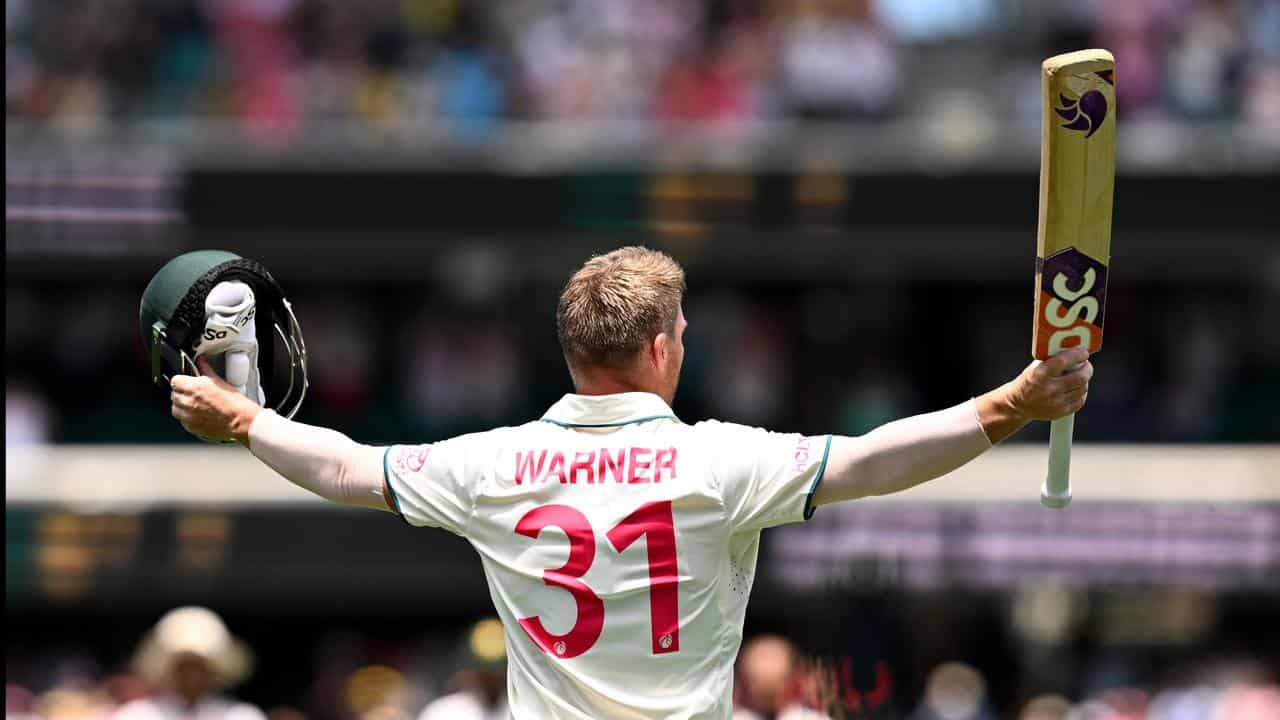 David Warner waves farewell to Test cricket at the SCG.