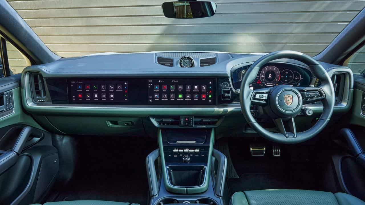 Simple but effective instrument stack in new Cayenne.