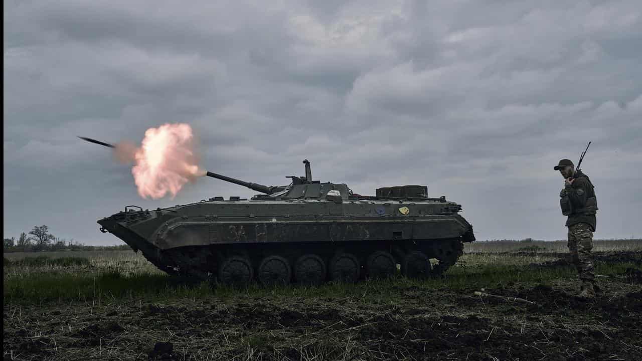 Ukrainian APC fires towards Russian positions