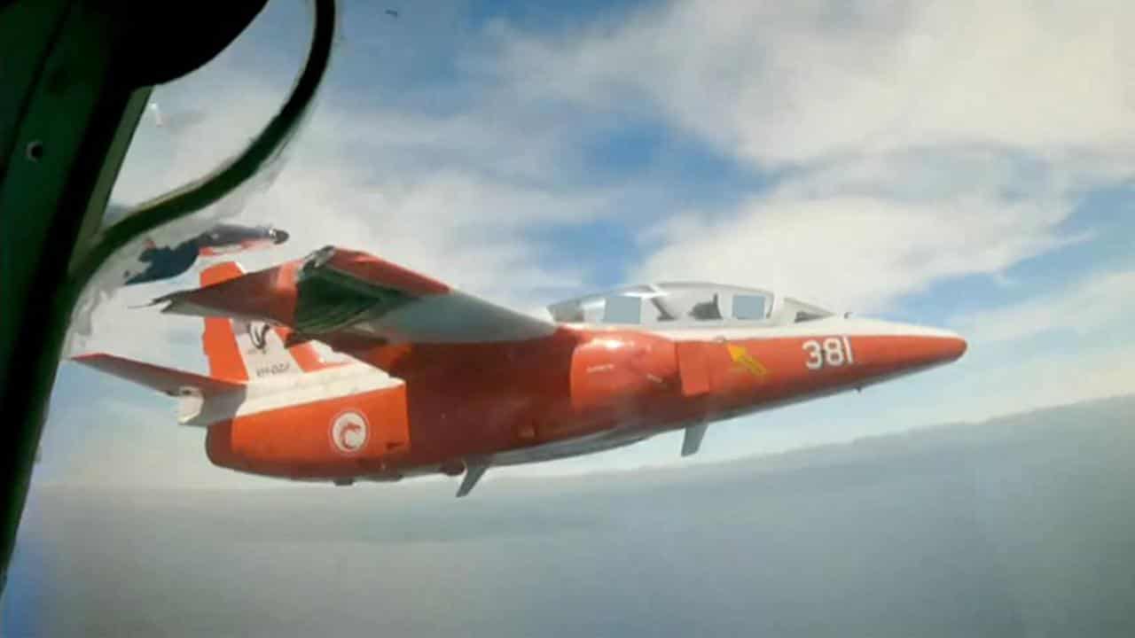 A screen grab shows a mid-air collision between two Viper planes