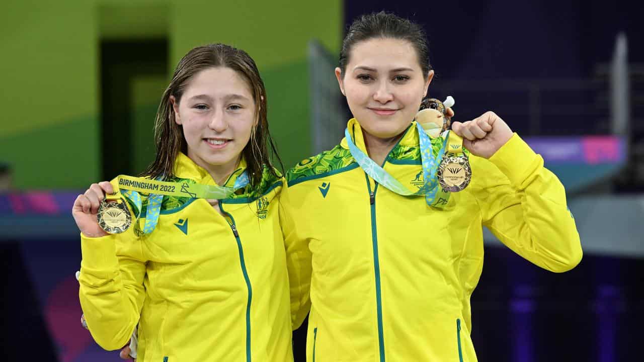 Australian gold-medal divers Charli Petrov (l) and Meliisa Wu (r).