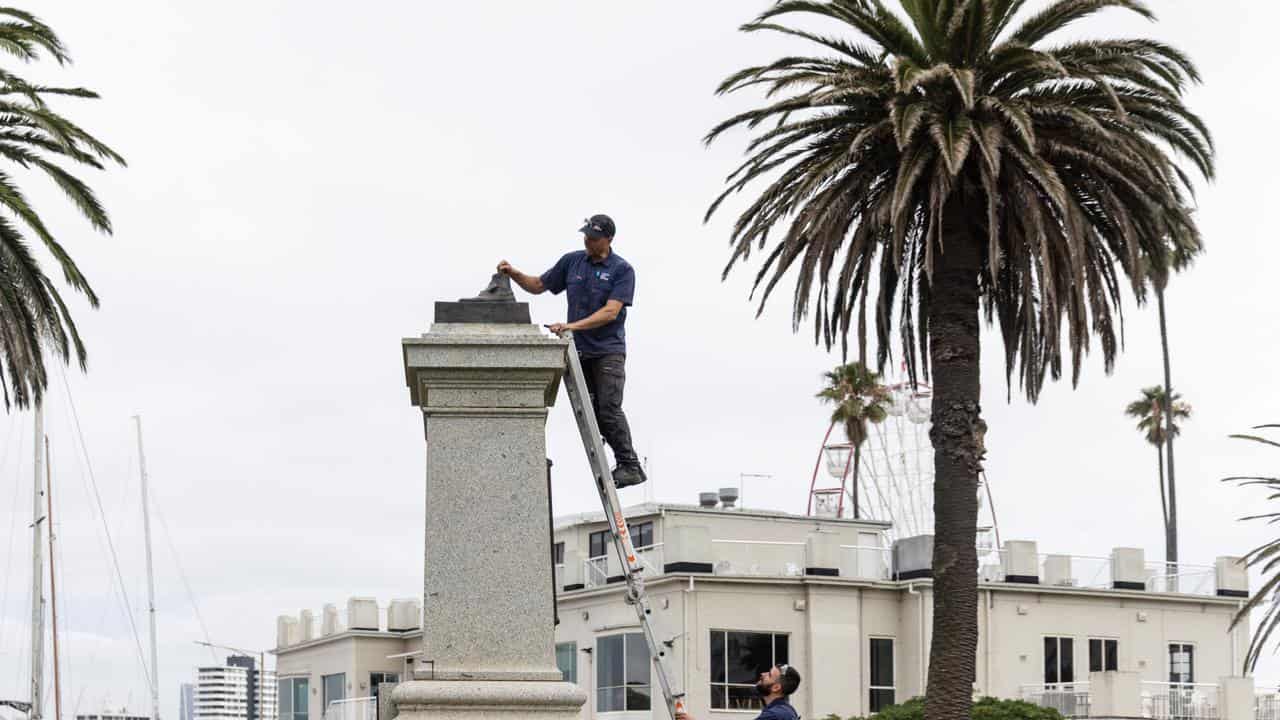 he remnants of a Captain Cook statue in St Kilda