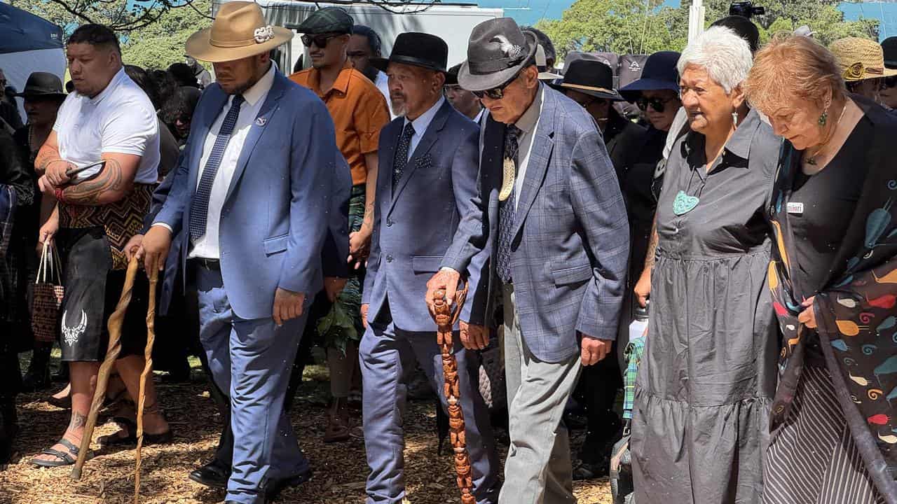 The Maori King Kiingitanga Tuheitia (centre)