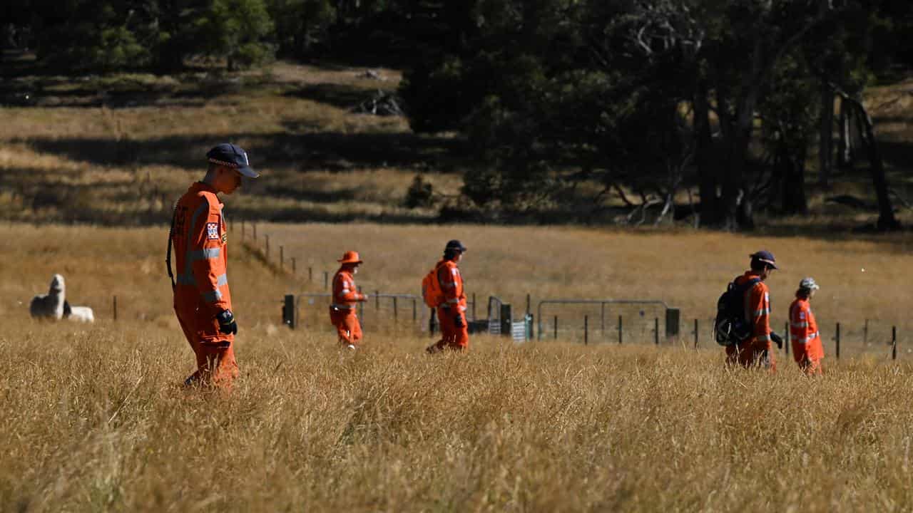 SES volunteers in paddock