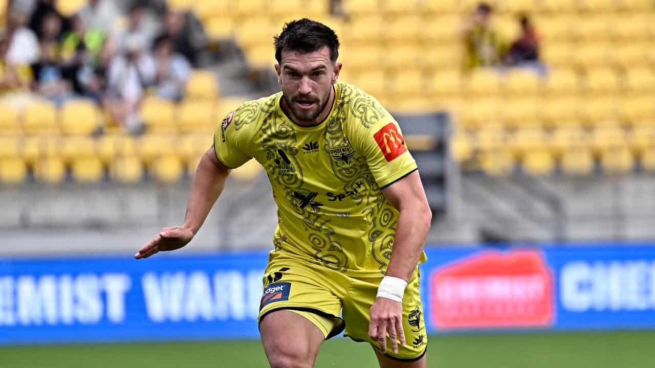 Wellington Phoenix's Tim Payne on the ball v Western United.