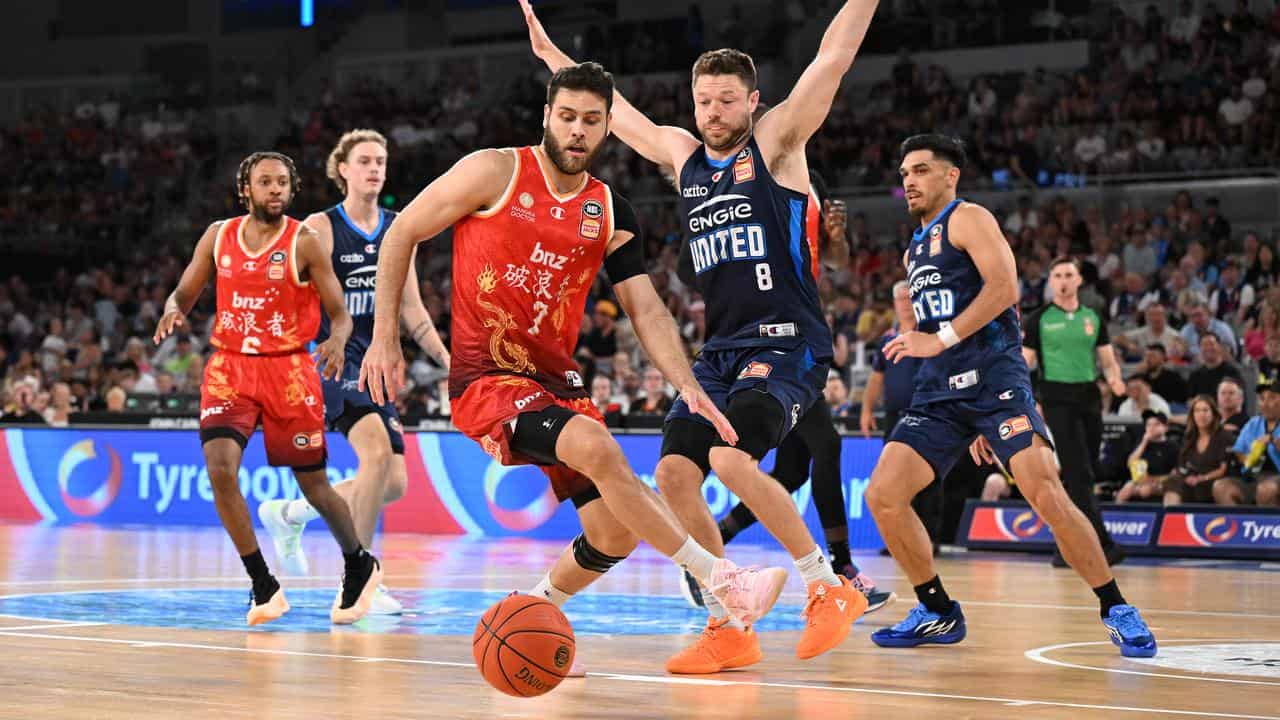 Breakers' Will McDowell-White and Matthew Dellavedova of Melbourne.