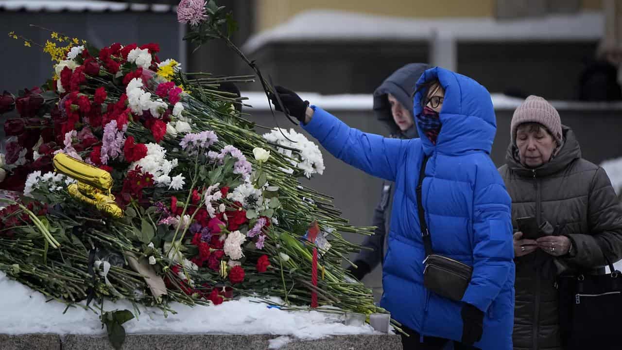 People paying tribute in Moscow 