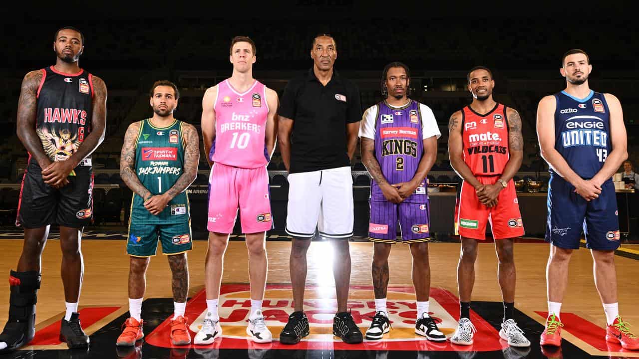 Scottie Pippen (c) with NBL finals club representatives.