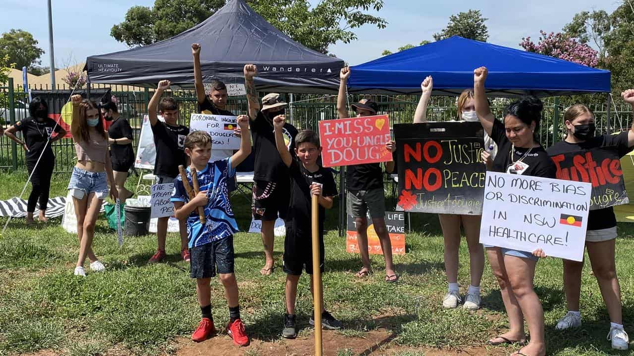 Family of Ricky Douglas Hampson protest outside Dubbo Hospital in 2022