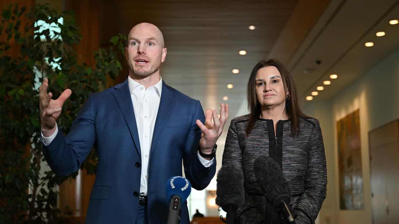 Crossbench Senators David Pocock and Jacqui Lambie.