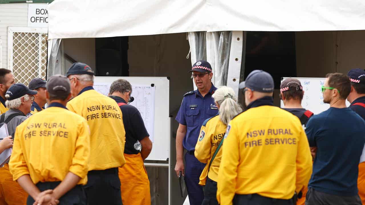 CFA Deputy Chief Officer Rohan Luke briefs NSW Rural Fire Service