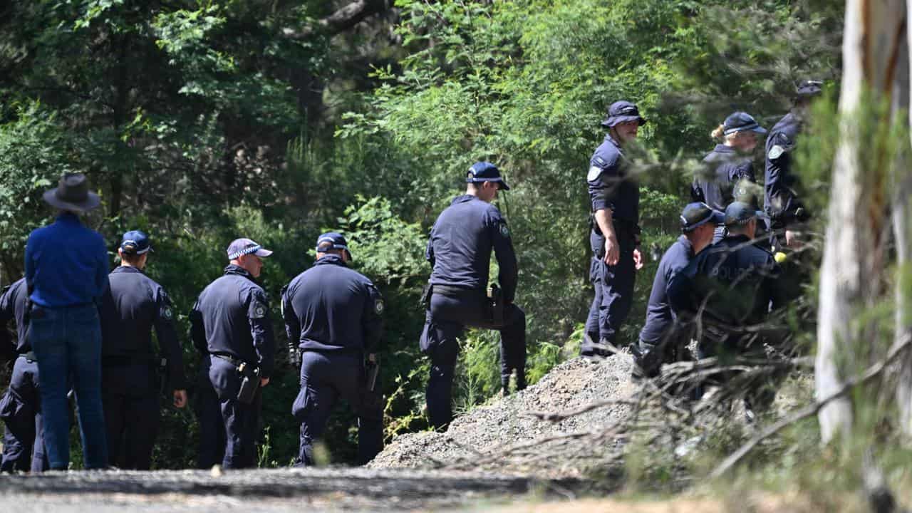 Police line search at Bungonia