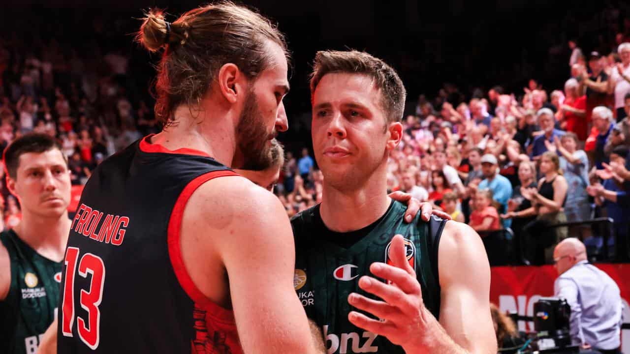 Sam Froling (left) congratulates NZ Breakers player Tom Abercrombie.