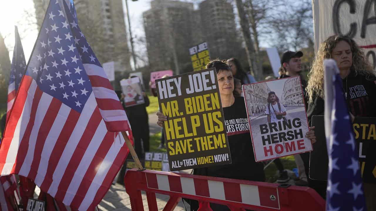 Israeli protesters outside the US consulate in Jerusalem 