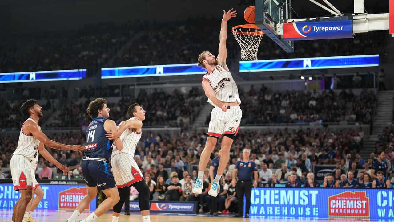 Sam Froling scores for the Illawarra Hawks against Melbourne Utd.