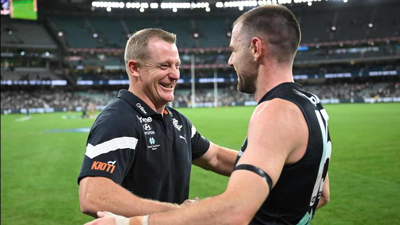 Carlton coach Michael Voss (left) and player Sam Docherty at the MCG.