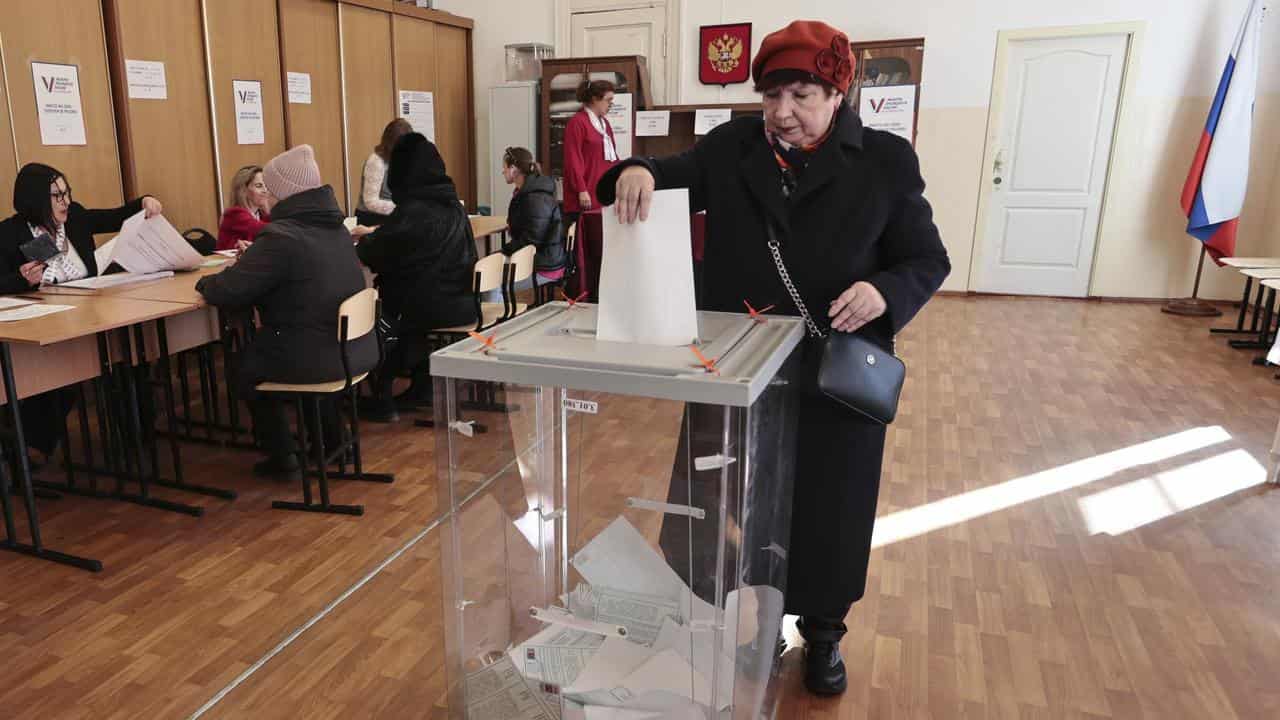 Russians voting