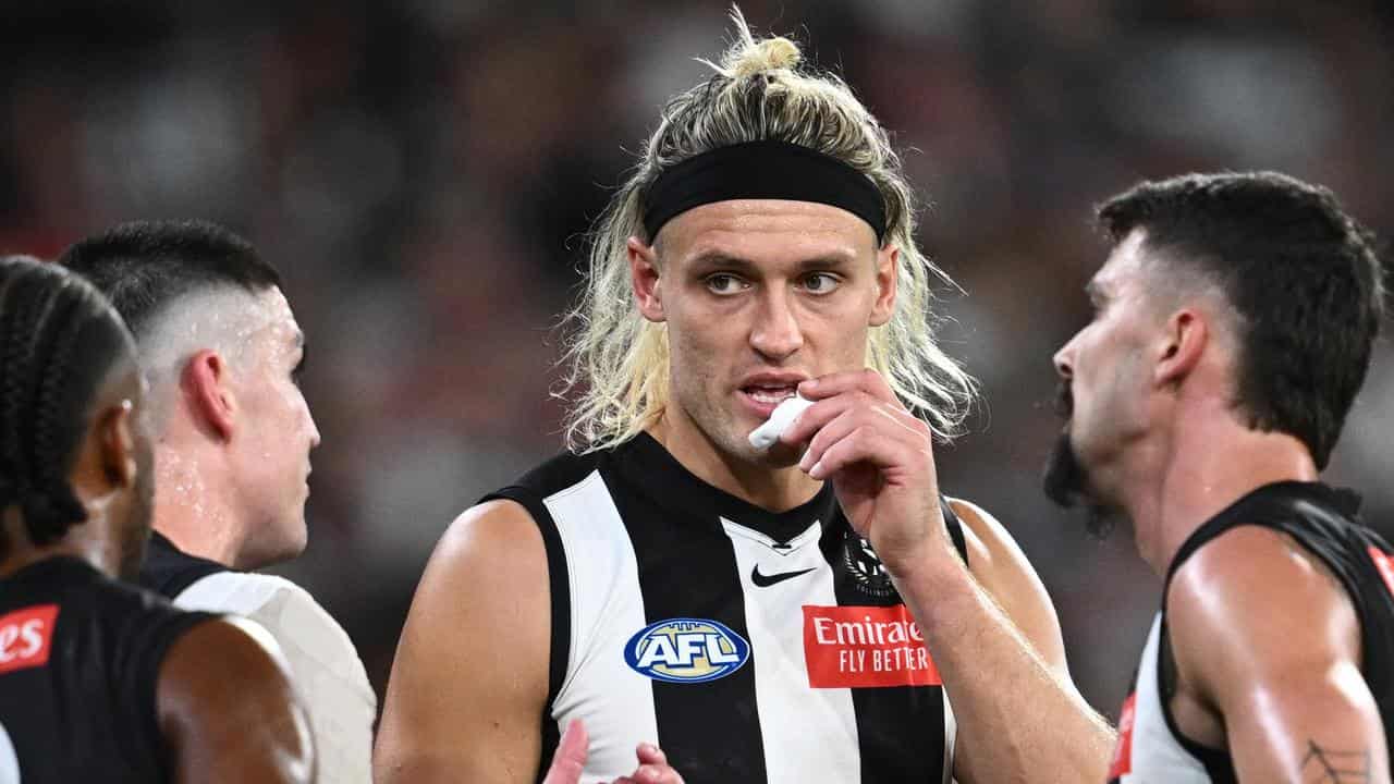 Darcy Moore and team-mates regrouping after a Swans goal.