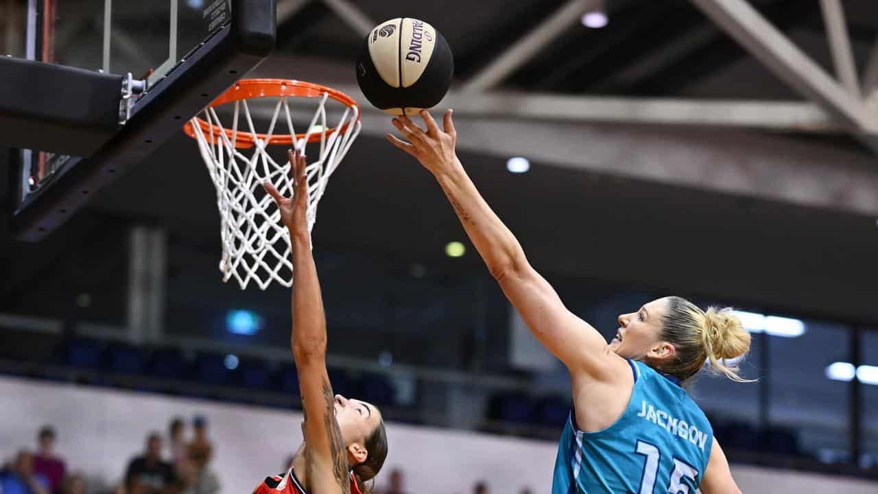 Lauren Jackson reaches for the ball by the basket.