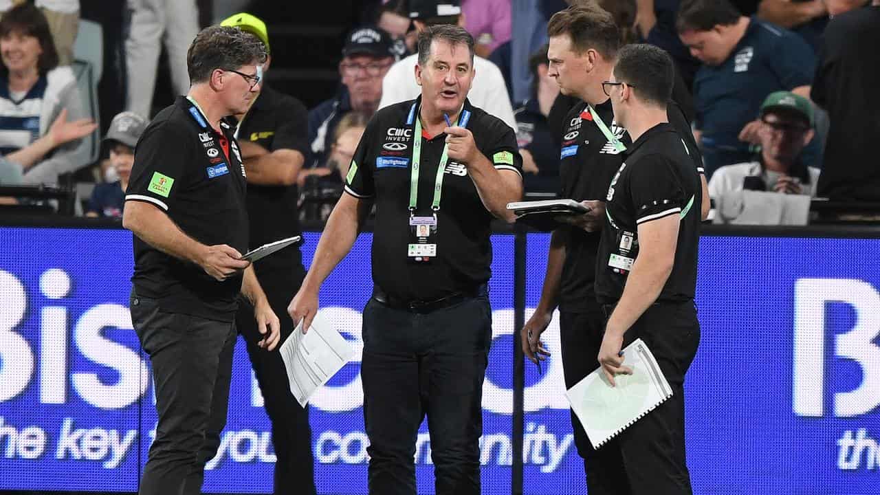 St Kilda coach Ross Lyon (centre)