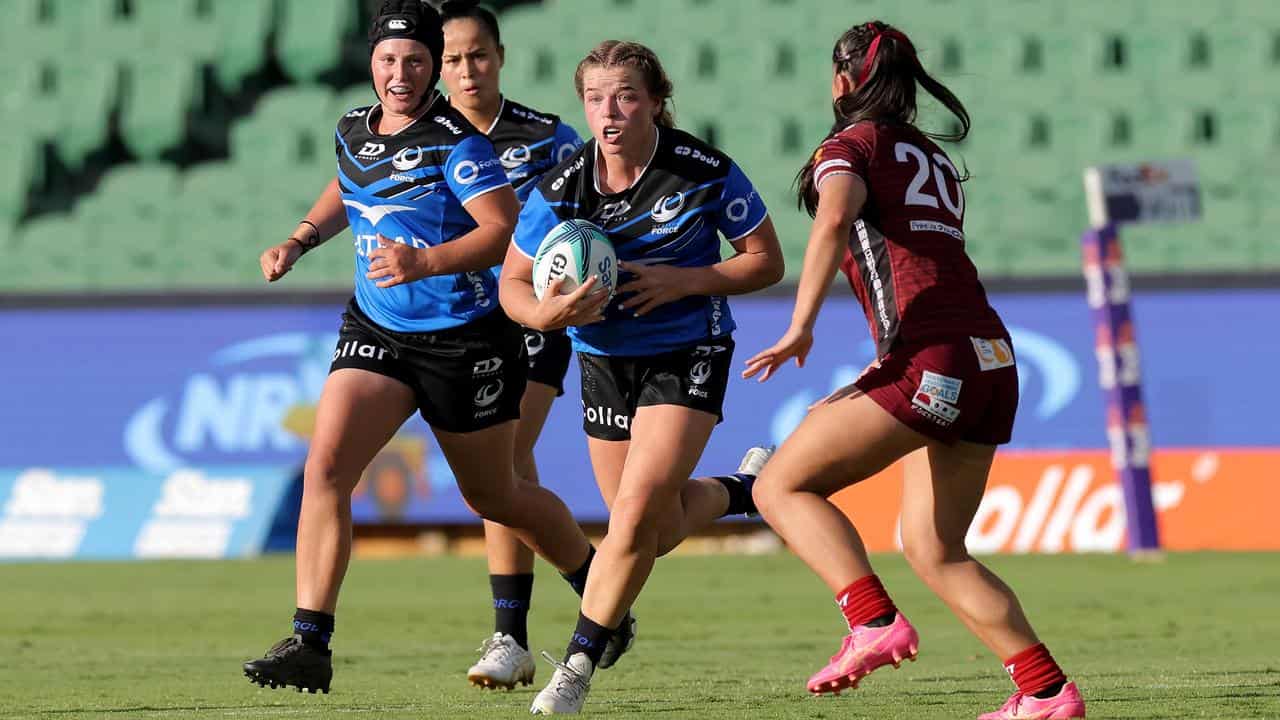 Western Force player Sara Cline (centre) runs with the ball. 