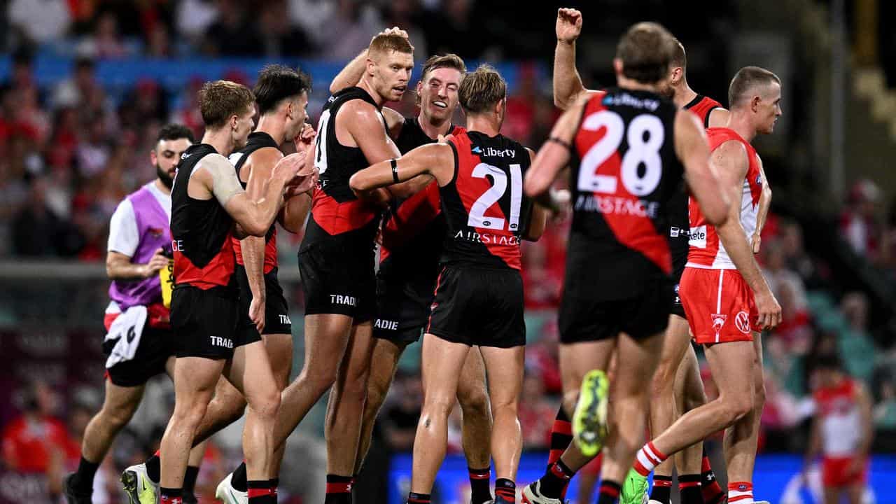 Peter Wright of Essendon (centre). 