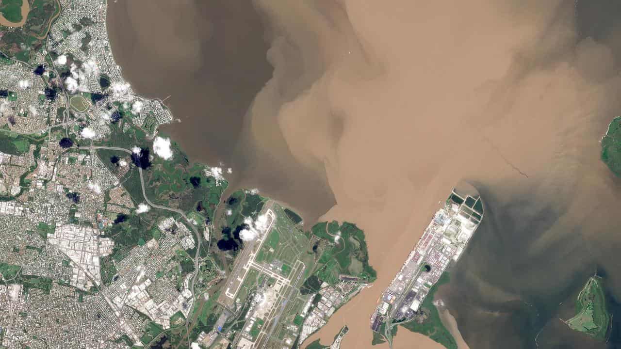 Sediment moves down the Brisbane River into Moreton Bay