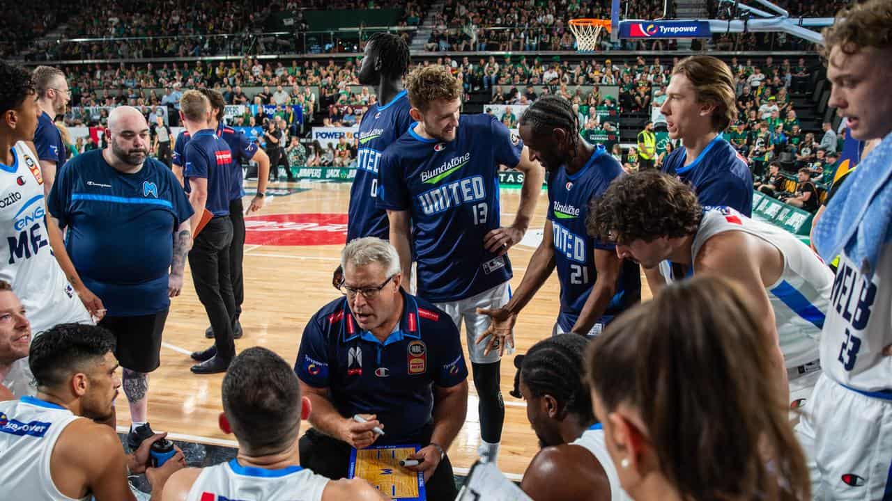 Dean Vickerman leads a United huddle.